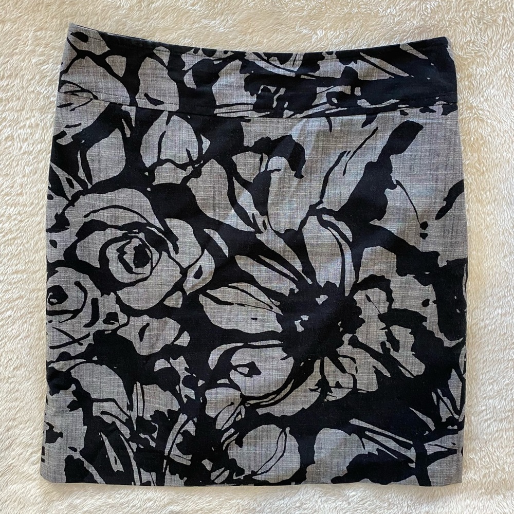 Ann Taylor Floral Pattern Women’s Skirt size 4 Black and Gray